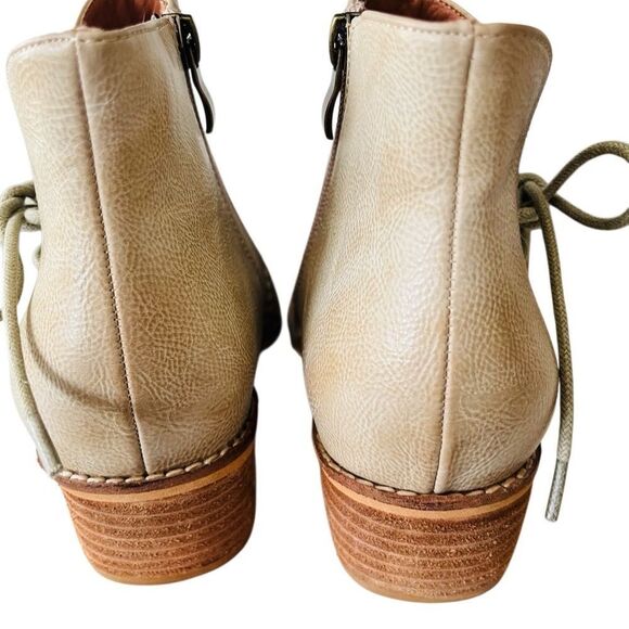 Beast Fashion Women's Beige/ light tan lace up Ankle Boots size 8. - Picture 7 of 7